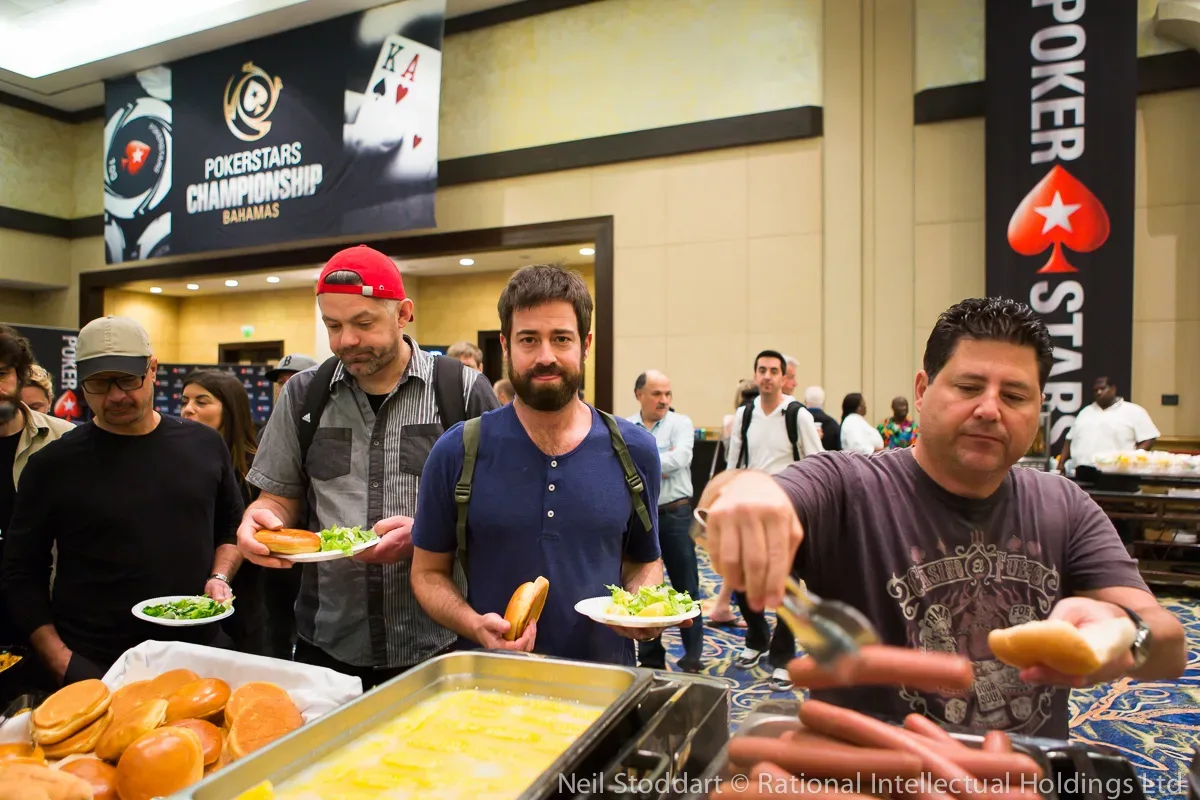 El hambre no bluffea: la ciencia detrás de comer bien en el poker