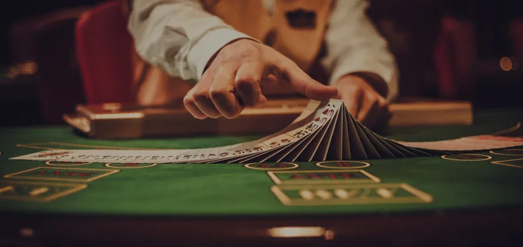 Descubren a un crupier que hacía trampa fingiendo que mezclaba las cartas