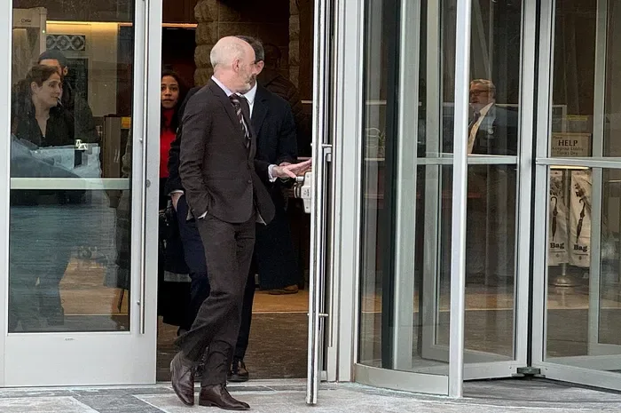 Goldstein Saliendo Del Juzgado