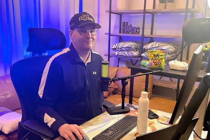 Phil Hellmuth jugó todas las manos en un torneo de poker online