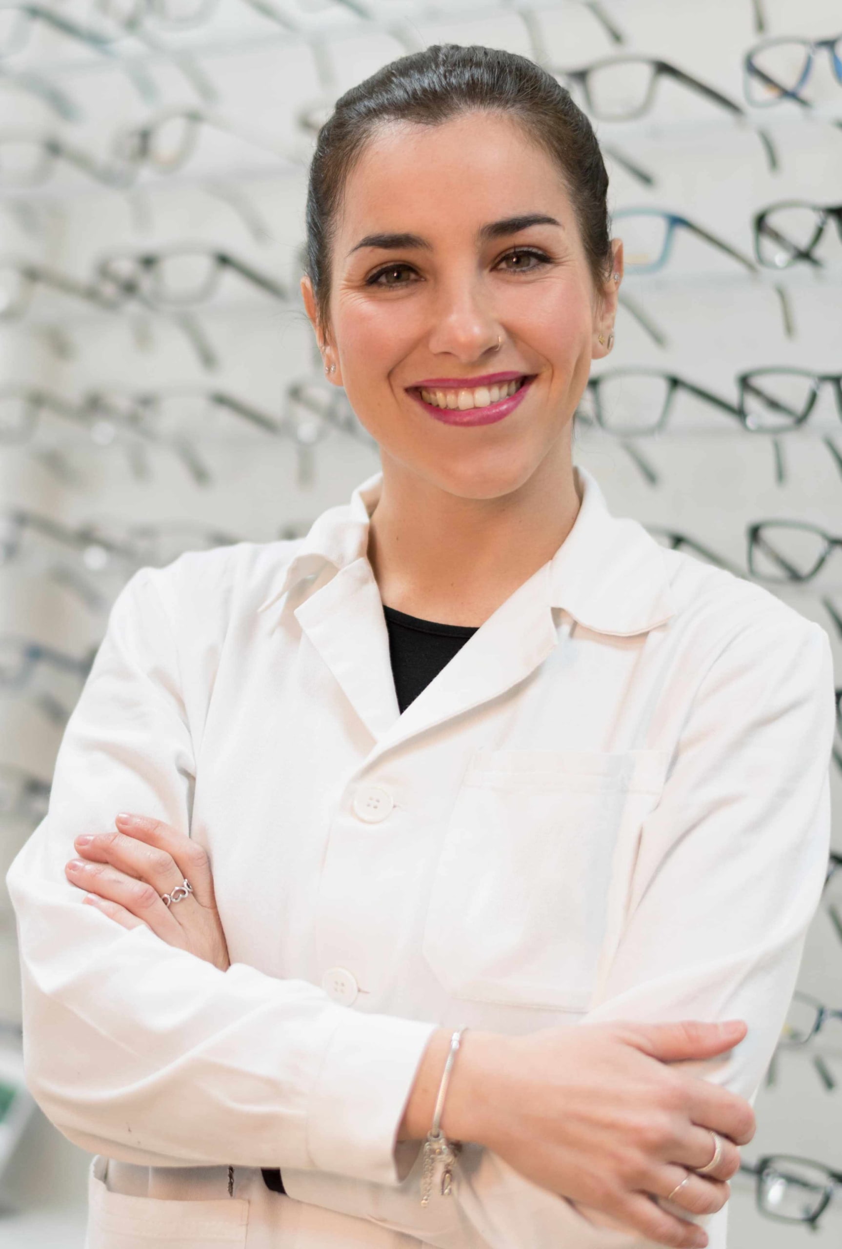 femme-magasin-lunettes-optometrie