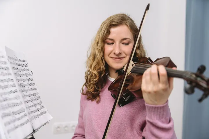 music teacher giving lessons