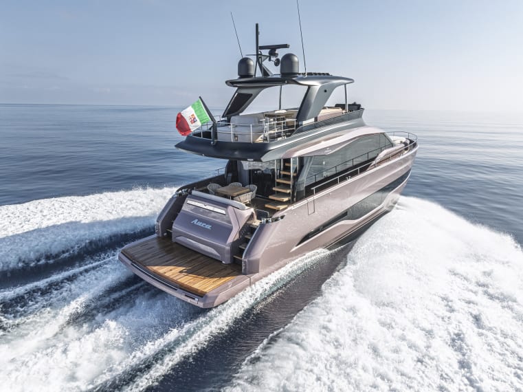Sessantadue 62 con colore scafo Grigio Aurora, in navigazione in Sardegna