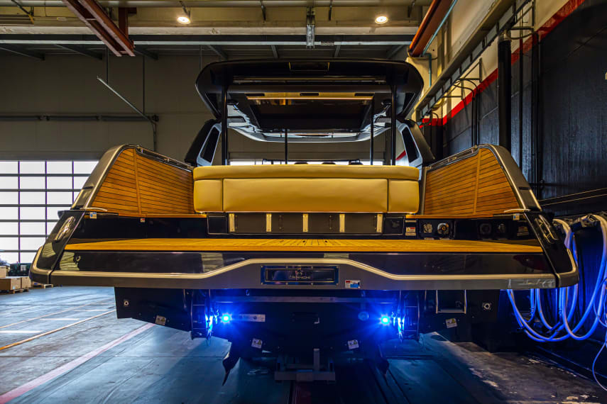 Foto dei processi produttivi e degli stabilimenti Cranchi Yachts