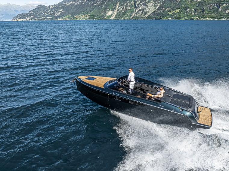 Foto del Cranchi E26 Classic con scafo colore Verde Audace, in navigazione sul lago di Como