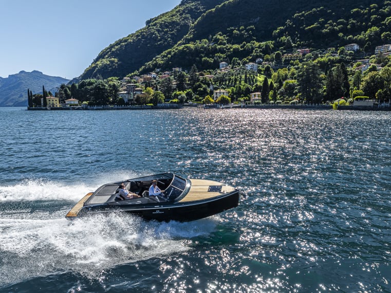 Foto del Cranchi E26 Classic con scafo colore Verde Audace, in navigazione sul lago di Como
