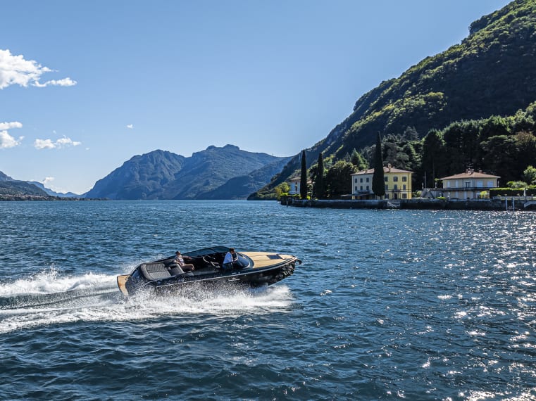 Foto del Cranchi E26 Classic con scafo colore Verde Audace, in navigazione sul lago di Como