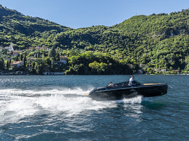 Foto del Cranchi E26 Classic con scafo colore Verde Audace, in navigazione sul lago di Como