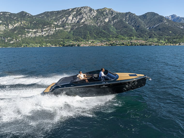 Foto del Cranchi E26 Classic con scafo colore Verde Audace, in navigazione sul lago di Como