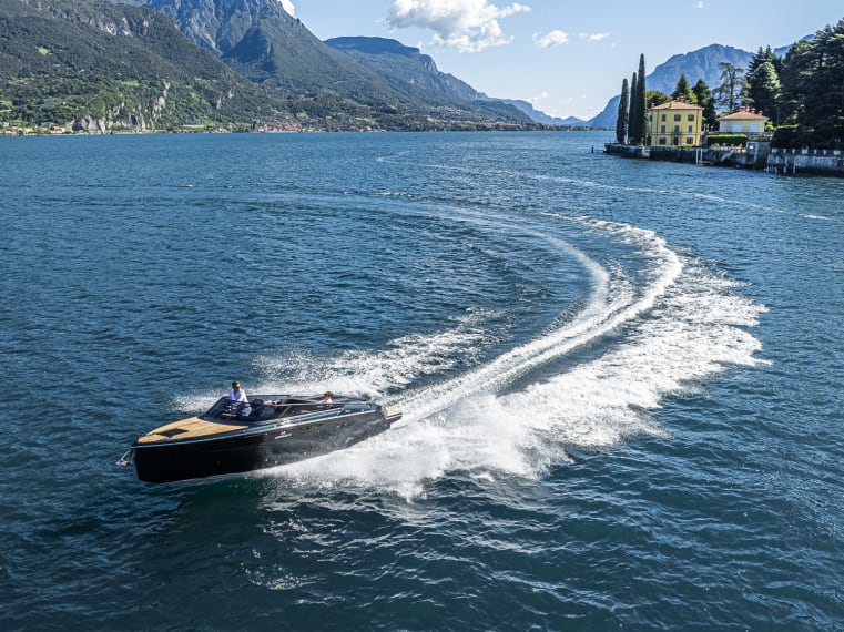 Foto del Cranchi E26 Classic con scafo colore Verde Audace, in navigazione sul lago di Como