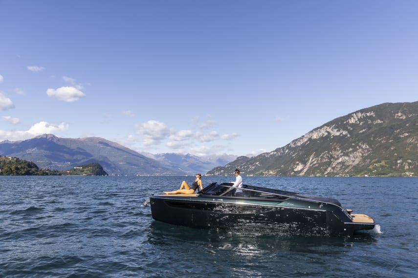 Foto del Cranchi E26 Classic con scafo colore Verde Audace, in navigazione sul lago di Como