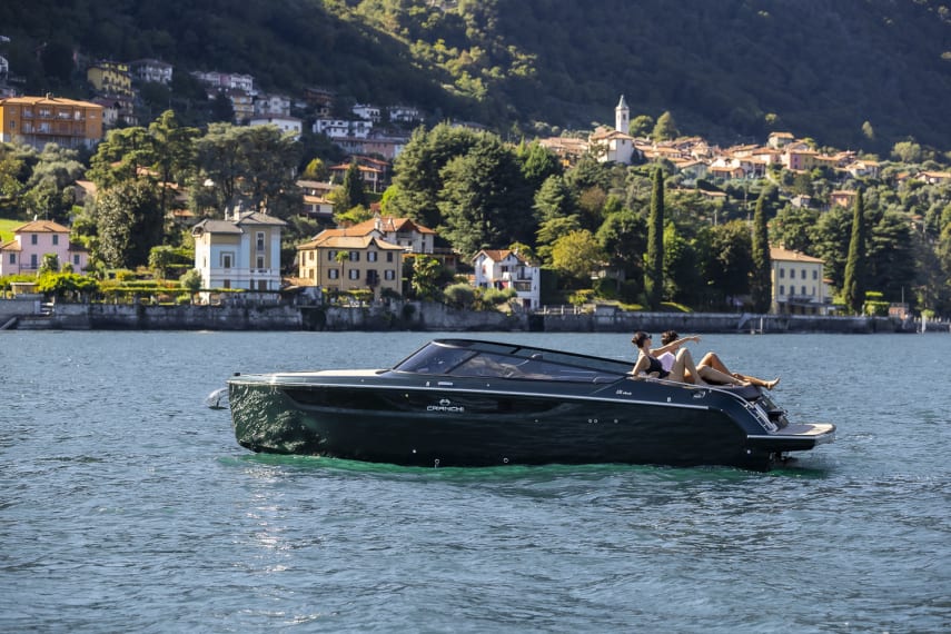 Foto del Cranchi E26 Classic con scafo colore Verde Audace, in navigazione sul lago di Como