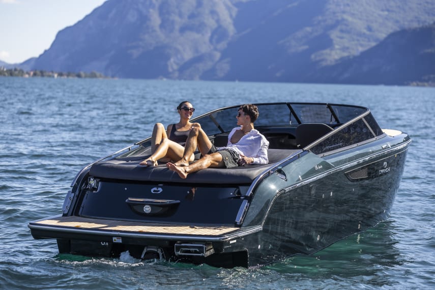 Foto del Cranchi E26 Classic con scafo colore Verde Audace, in navigazione sul lago di Como
