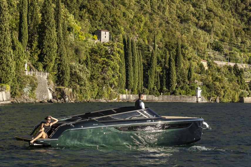 Foto del Cranchi E26 Classic con scafo colore Verde Audace, in navigazione sul lago di Como