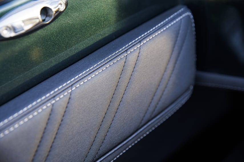 Foto di dettagli ed elementi di stile dell'E26 Classic con colore scafo Verde Audace