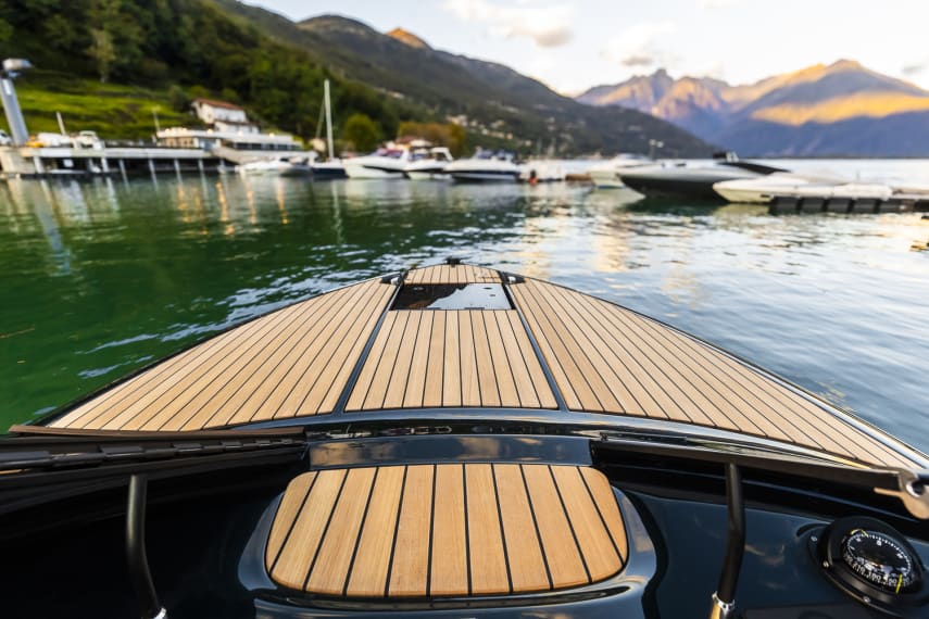 Foto di dettagli ed elementi di stile dell'E26 Classic con colore scafo Verde Audace