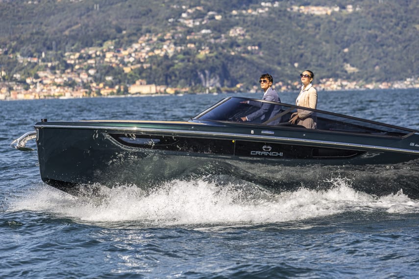 Foto del Cranchi E26 Classic con scafo colore Verde Audace, in navigazione sul lago di Como