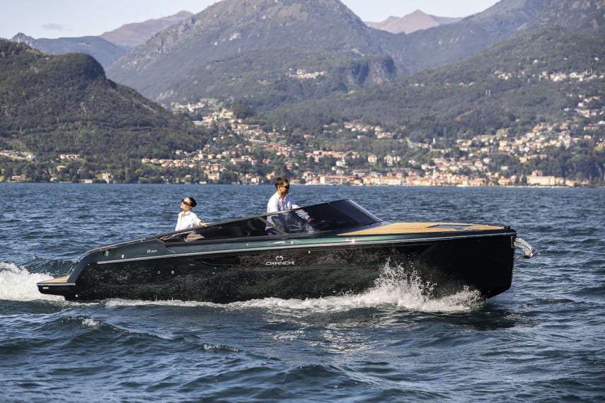 Foto del Cranchi E26 Classic con scafo colore Verde Audace, in navigazione sul lago di Como