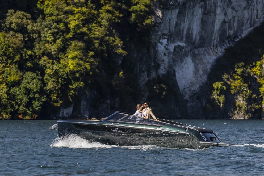Foto del Cranchi E26 Classic con scafo colore Verde Audace, in navigazione sul lago di Como