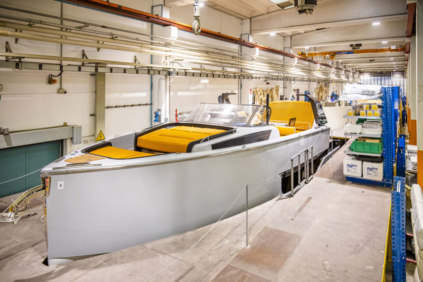 Foto dei processi produttivi e degli stabilimenti Cranchi Yachts