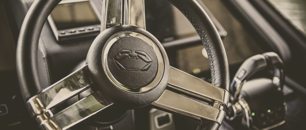 Dettaglio del timone di un'imbarcazione di lusso con logo Cranchi