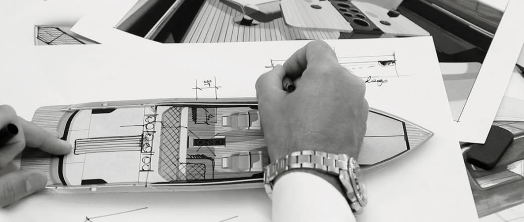 La mano di Christian Grande al lavoro sul layout del Cranchi Settantotto 78