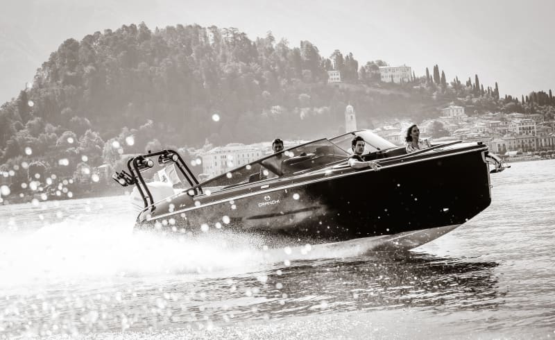 Foto in bianco e nero dell'E26 Rider, con colore scafo Nero Vulcano