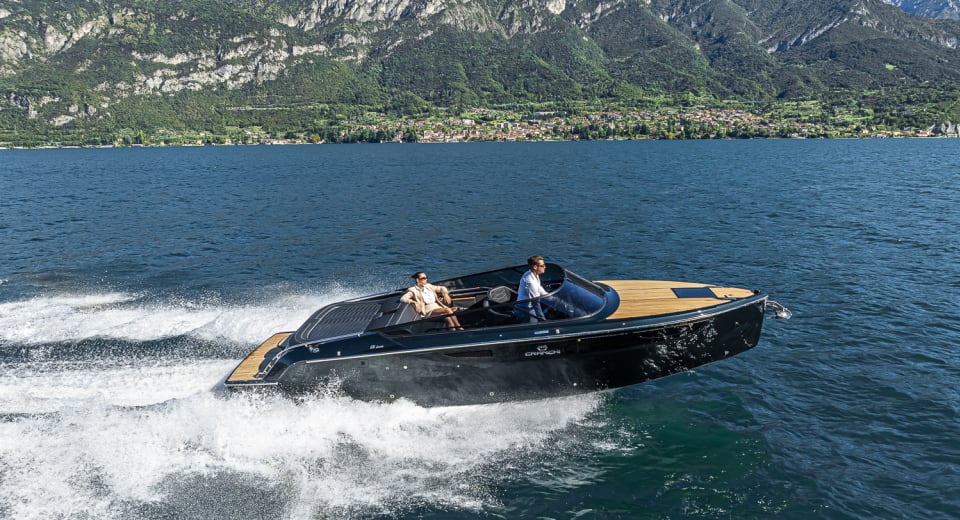 Foto del Cranchi E26 Classic con scafo colore Verde Audace, in navigazione sul lago di Como