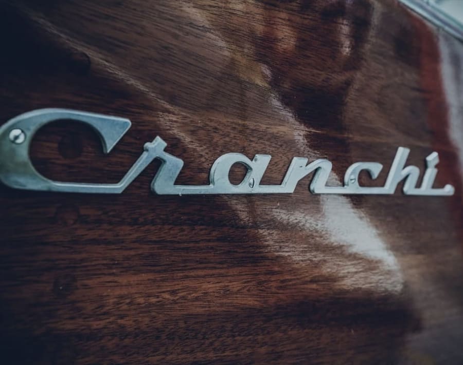 Scritta Cranchi su barca in legno vintage