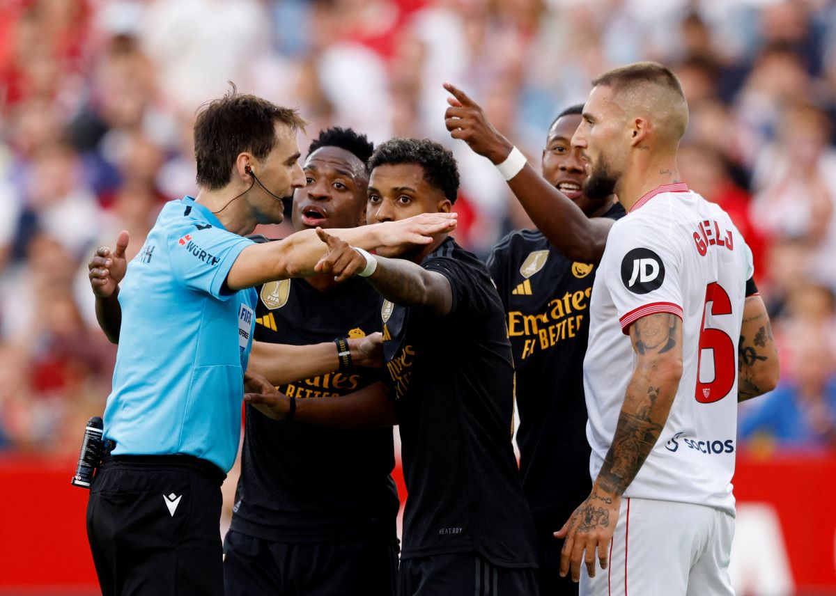 Momen Vinicius Junior protes ke wasit usai jadi korban rasisme di laga Sevilla vs Real Madrid. 