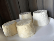 Fromage de chèvre DEMI-SEC nature, moulé à la louche