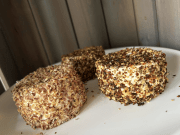 Fromage de chèvre DEMI SEC au FENUGREC, PRÉ ÉGOUTTÉ