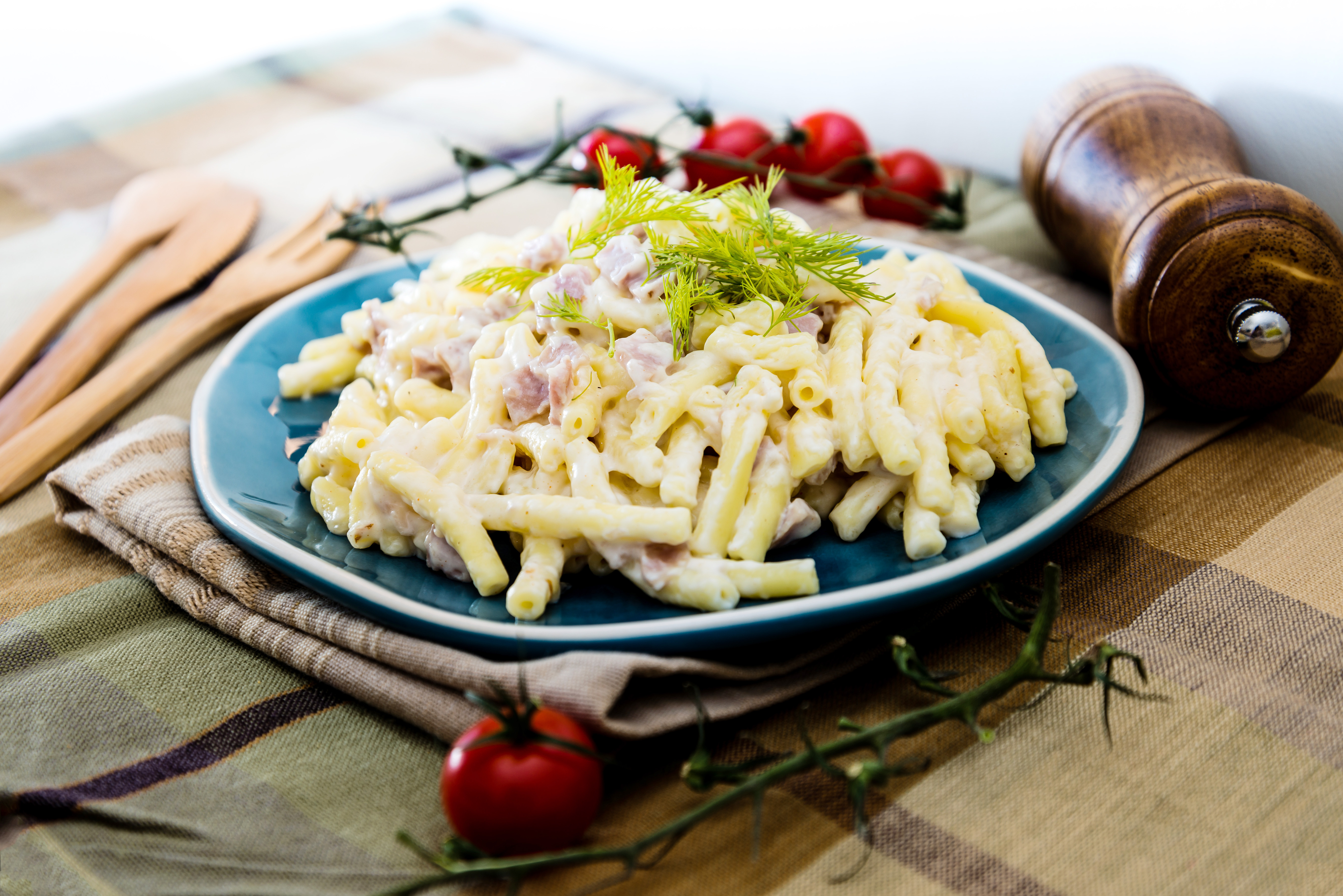 Macaroni met kaassaus en hesp