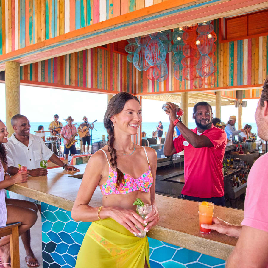 Des passagers se détendent au bar d'un navire de croisière