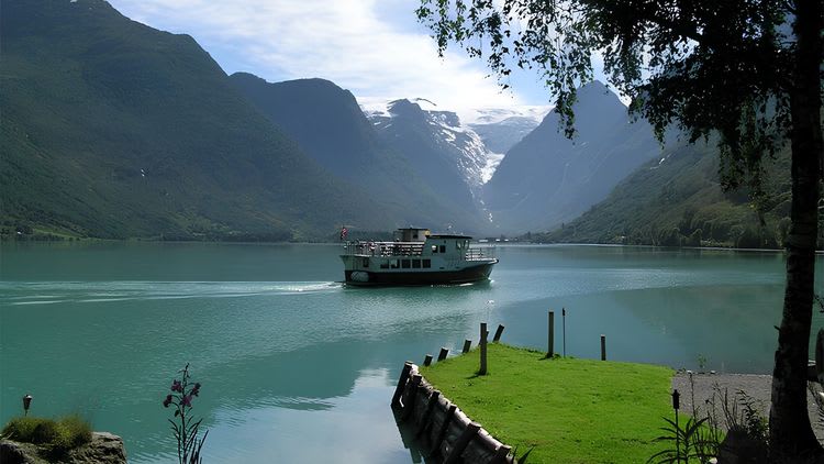 Cruise on Lake Loen