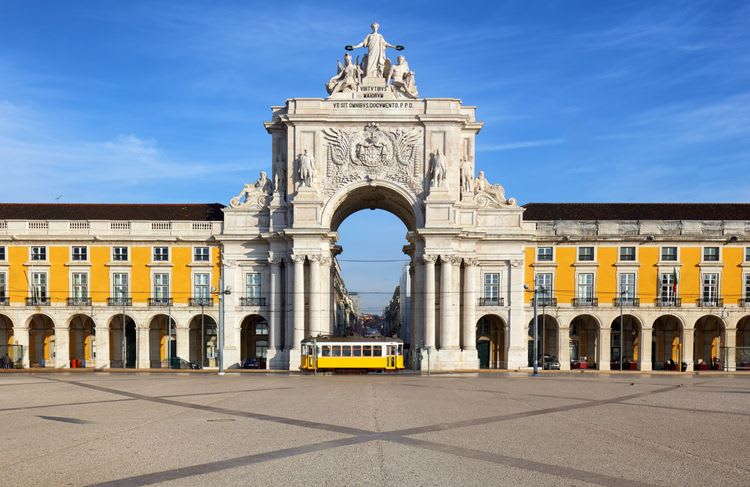 Lovely Lisbon & Sintra with Lunch (Tour & Airport Transfer)