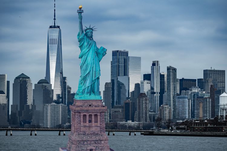 Estatua de la Libertad y Ellis Island: exploración de desembarco con traslado al aeropuerto 