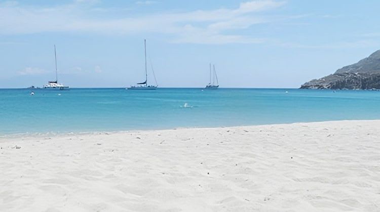 Mar y sol en la playa de Kalo Livadi