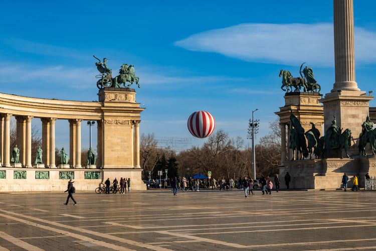 Guided City Sightseeing with Visit to Heroes' Square