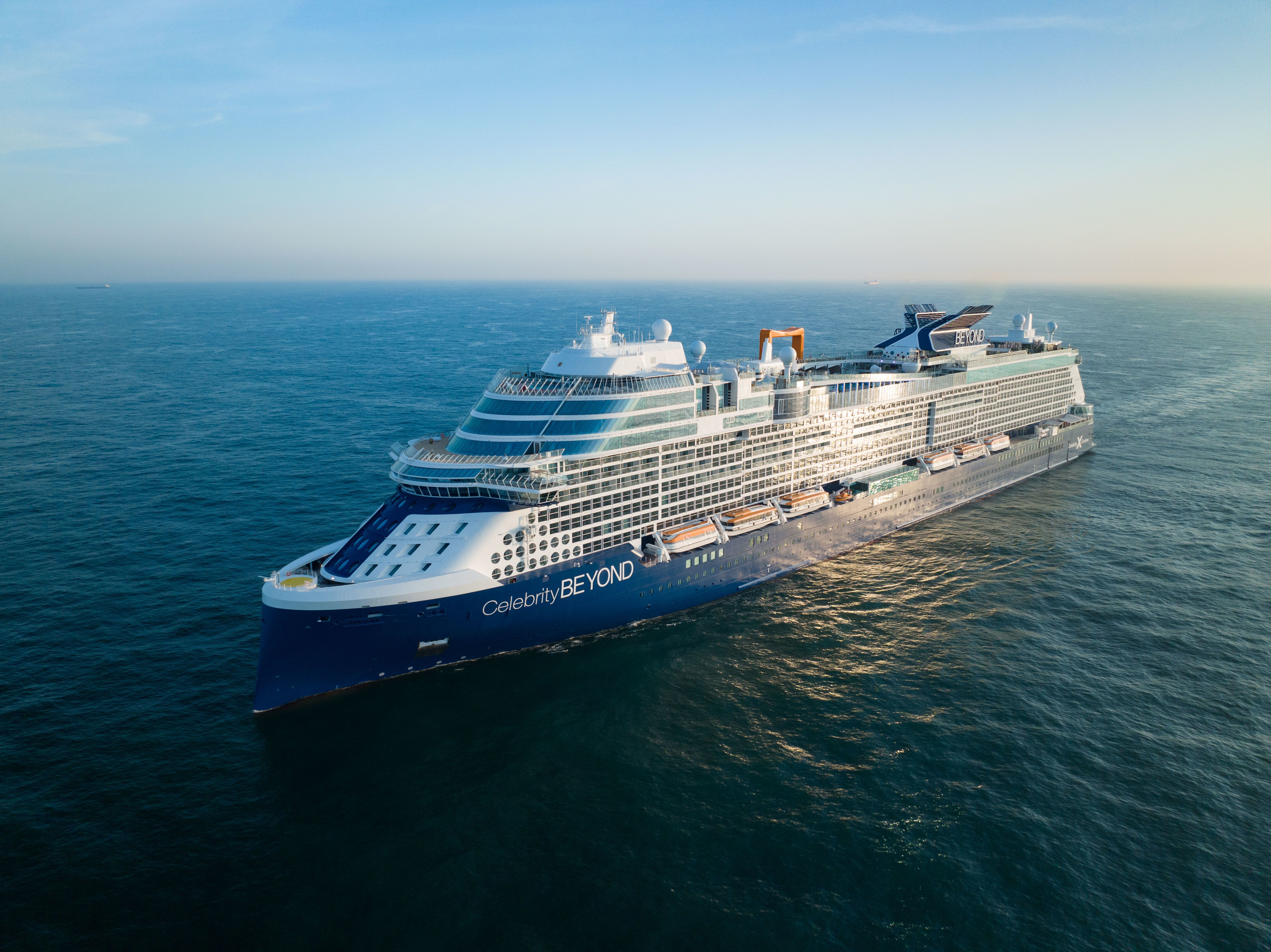 Navio premium Celebrity Beyond no mar