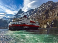 Polarlys: Schiff im Fjord