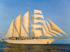 Star Flyer: Seitliche Ansicht bei Sonnenuntergang