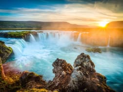 Erlebe die Magie des Godafoss bei Sonnenuntergang &ndash; jetzt deinen Island‑Trip starten