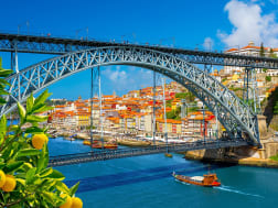 Sonniger Blick &uuml;ber rote Ziegeld&auml;cher und den glitzernden Douro-Fluss.