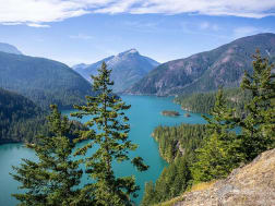 Bergwelt mit See und Wald &ndash; eindrucksvolles Naturerlebnis auf Nordamerika-Kreuzfahrt