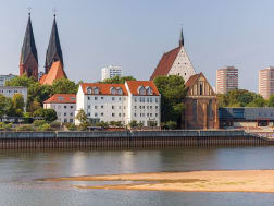Historische Kirchen und moderne Geb&auml;ude s&auml;umen das Ufer der Oder