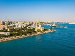 Erkunden Sie Uferpromenade und Hafenflair entlang des Suez-Kanals!