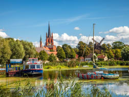 Kirchturm und Windm&uuml;hle &ndash; eindrucksvoller Zwischenhalt auf Ihrer Havel-Kreuzfahrt