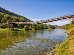 Idyllische Br&uuml;cke und Flusstal &ndash; stimmungsvoller Moment auf Main-Donau-Kanal-Kreuzfahrt