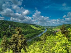 Der Main-Donau-Kanal schl&auml;ngelt sich durch ein bewaldetes Tal